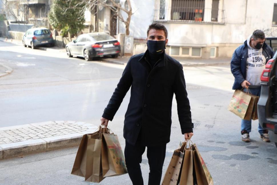 Adrian Mutu, M Hospital și Asociația ”Te facem bine!” au dus daruri bătrânilor din Căminul pentru persoane vârstnice “Acad. Nicolae Cajal” 742269