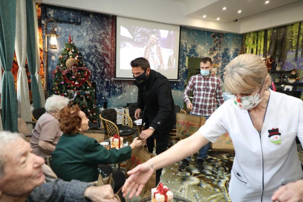 Adrian Mutu, M Hospital și Asociația ”Te facem bine!” au dus daruri bătrânilor din Căminul pentru persoane vârstnice “Acad. Nicolae Cajal” 742271