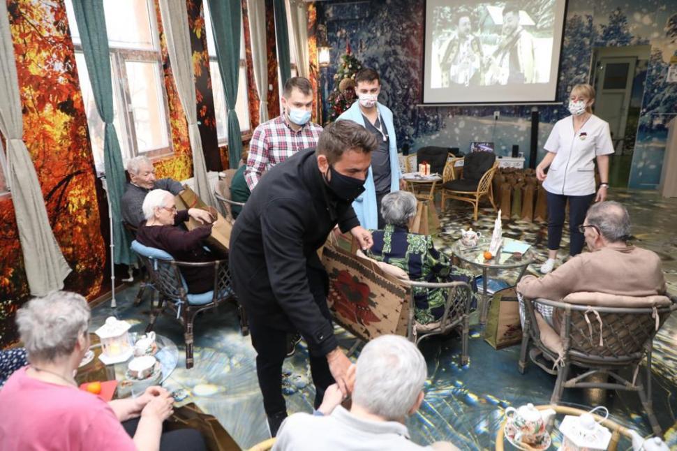 Adrian Mutu, M Hospital și Asociația ”Te facem bine!” au dus daruri bătrânilor din Căminul pentru persoane vârstnice “Acad. Nicolae Cajal” 742273