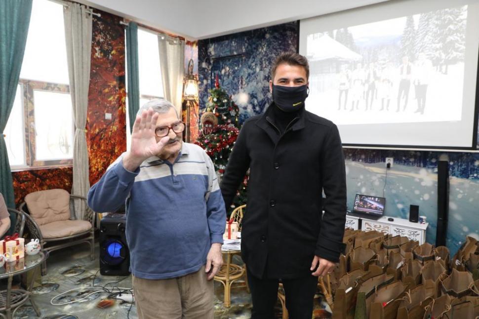 Adrian Mutu, M Hospital și Asociația ”Te facem bine!” au dus daruri bătrânilor din Căminul pentru persoane vârstnice “Acad. Nicolae Cajal” 742274