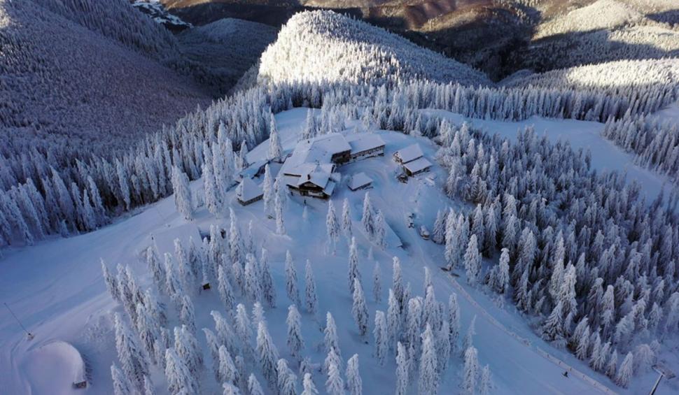 Zăpadă ca-n poveşti pe pârtiile de schi din zona superioară a masivului Postăvarul. Prețurile la transportul pe cablu au suferit modificări 742285