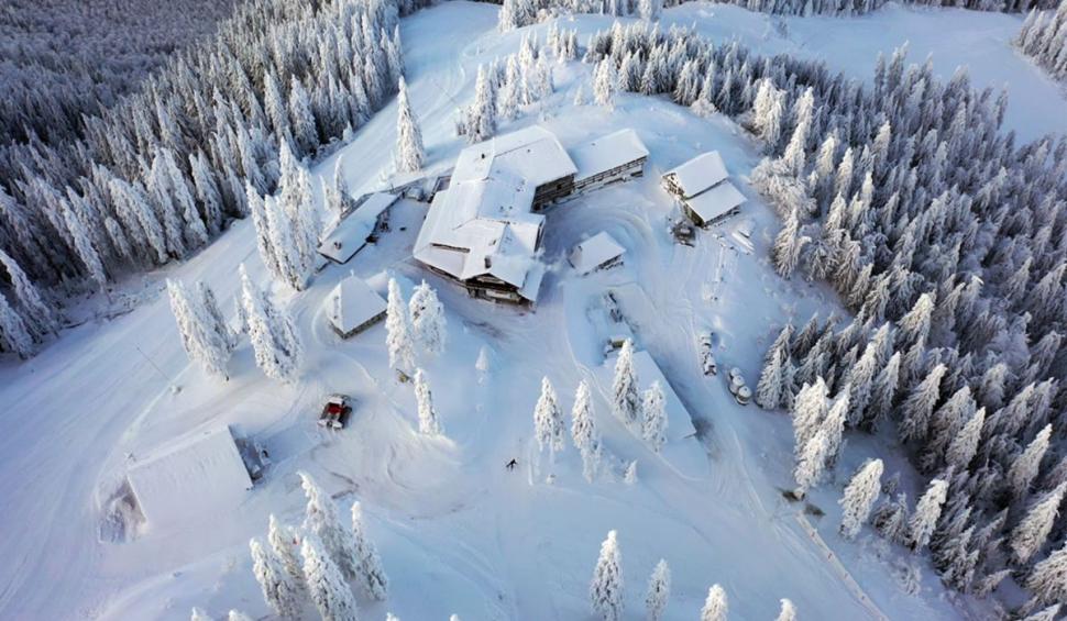 Zăpadă ca-n poveşti pe pârtiile de schi din zona superioară a masivului Postăvarul. Prețurile la transportul pe cablu au suferit modificări 742286