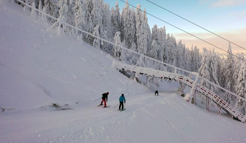 Zăpadă ca-n poveşti pe pârtiile de schi din zona superioară a masivului Postăvarul. Prețurile la transportul pe cablu au suferit modificări 742287