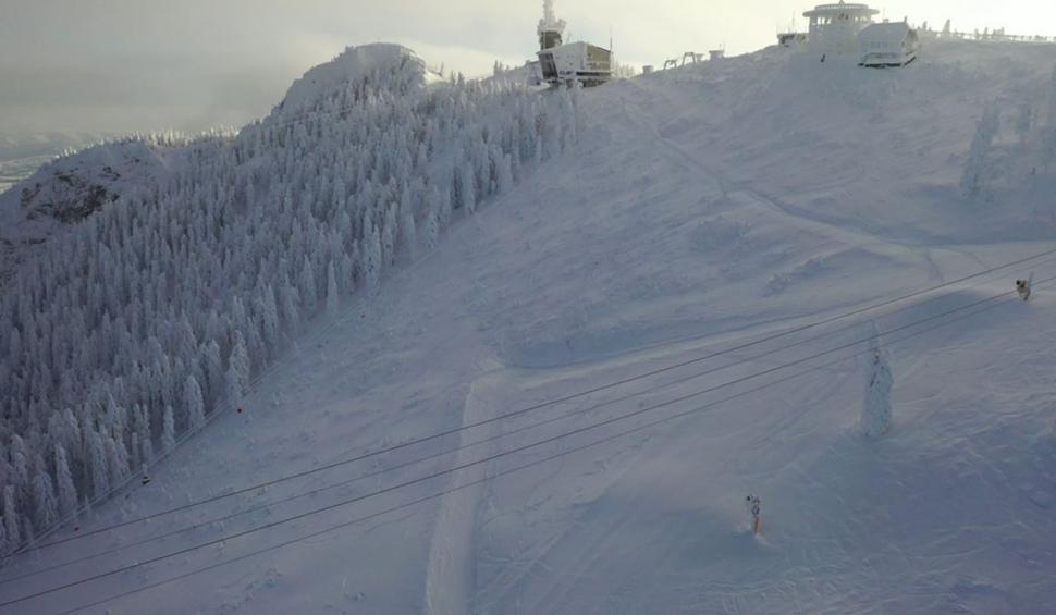 Zăpadă ca-n poveşti pe pârtiile de schi din zona superioară a masivului Postăvarul. Prețurile la transportul pe cablu au suferit modificări 742288