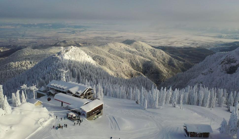 Zăpadă ca-n poveşti pe pârtiile de schi din zona superioară a masivului Postăvarul. Prețurile la transportul pe cablu au suferit modificări 742289