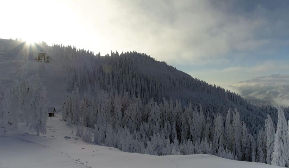 Zăpadă ca-n poveşti pe pârtiile de schi din zona superioară a masivului Postăvarul. Prețurile la transportul pe cablu au suferit modificări 742292