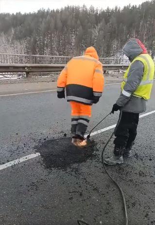 Imaginile cu doi muncitori care asfaltează un drum cu piciorul fac senzaţie pe internet 742296