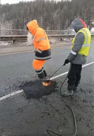 Imaginile cu doi muncitori care asfaltează un drum cu piciorul fac senzaţie pe internet 742297