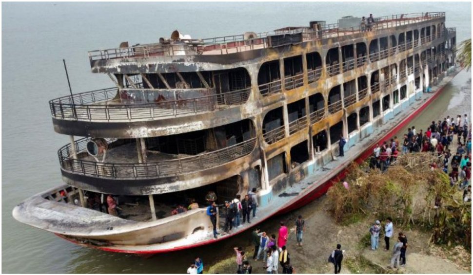 38 de oameni au murit după ce o barcă a fost cuprinsă de flăcări, în Bangladesh
