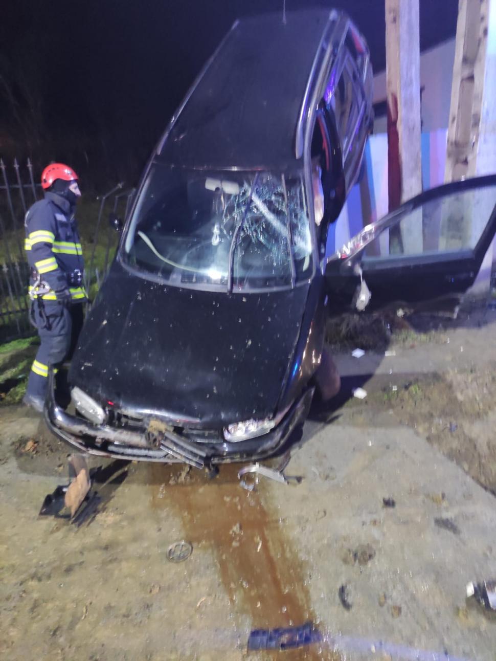 Un şofer băut a rămas cu maşina suspendată într-un gard de beton, la Mureş 742508