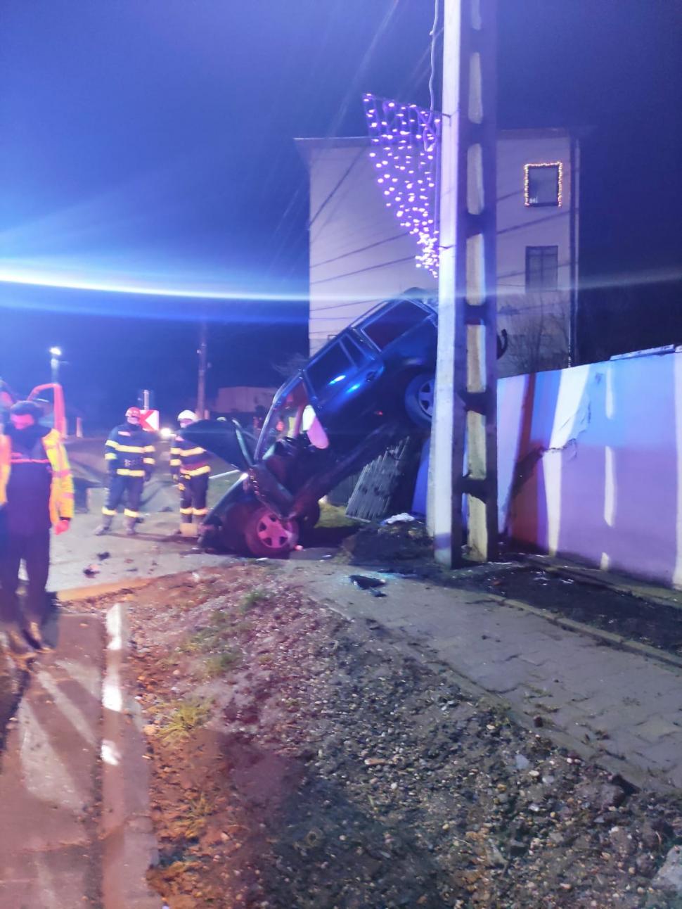 Un şofer băut a rămas cu maşina suspendată într-un gard de beton, la Mureş 742509