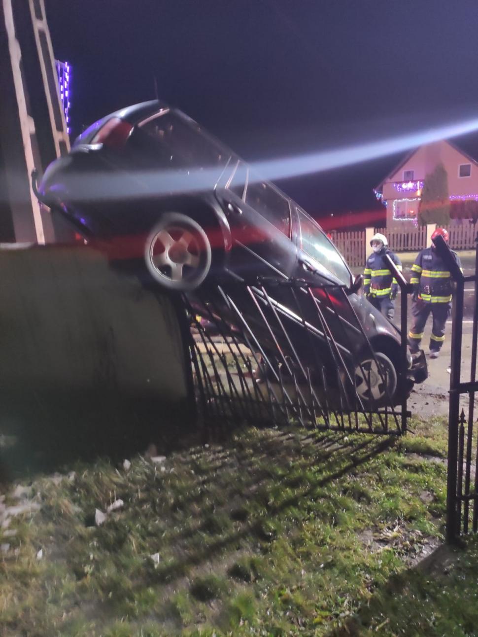 Un şofer băut a rămas cu maşina suspendată într-un gard de beton, la Mureş 742510