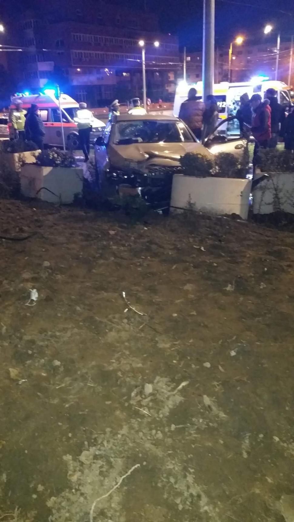 Două persoane care mergeau pe trotuar, lovite de o maşină care a intrat în ele chiar în ziua de Crăciun, la Galaţi 742597