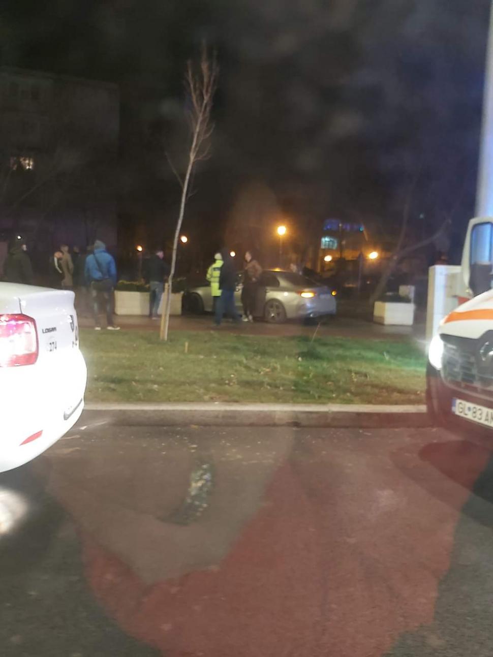 Două persoane care mergeau pe trotuar, lovite de o maşină care a intrat în ele chiar în ziua de Crăciun, la Galaţi 742598