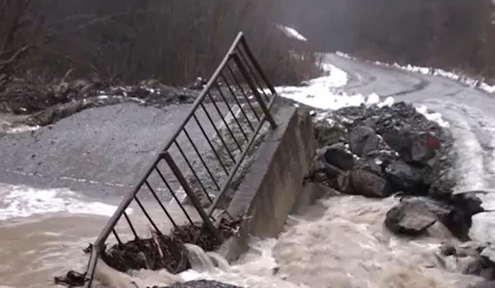 Imagini apocaliptice cu inundaţiile din ţară. Sute de familii au rămas izolate: "Ne este frică" 742653