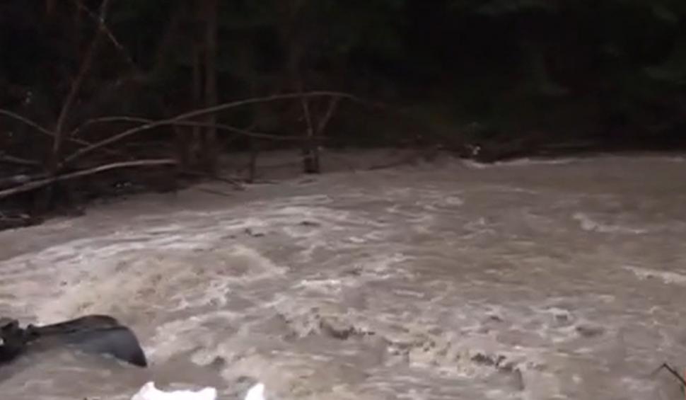 Imagini apocaliptice cu inundaţiile din ţară. Sute de familii au rămas izolate: "Ne este frică" 742654