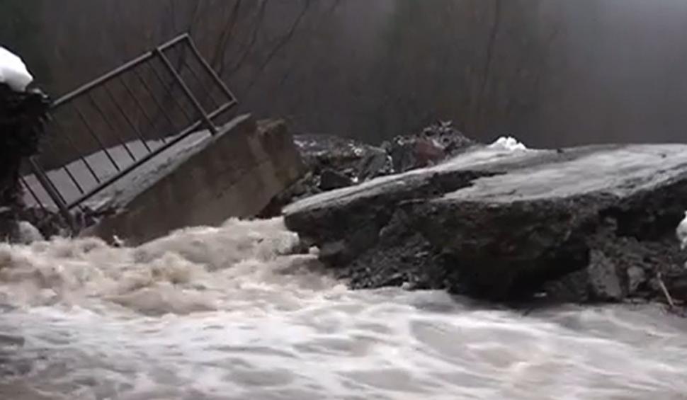 Imagini apocaliptice cu inundaţiile din ţară. Sute de familii au rămas izolate: "Ne este frică" 742655