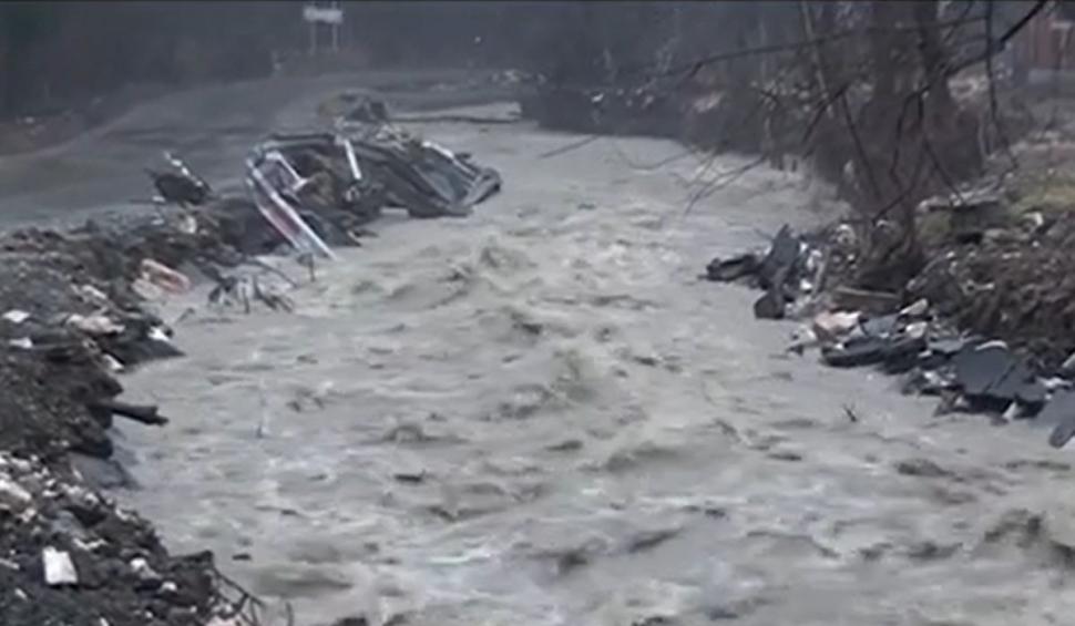 Imagini apocaliptice cu inundaţiile din ţară. Sute de familii au rămas izolate: "Ne este frică" 742656
