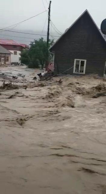 Imagini apocaliptice cu inundaţiile din ţară. Sute de familii au rămas izolate: "Ne este frică" 742666