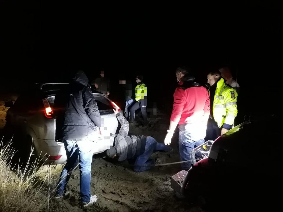 O gravidă s-a rătăcit cu maşina şi a rămas blocată pe câmp, după ce a urmat indicaţiile GPS-ului, în Vrancea 742621