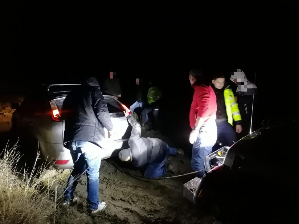 O gravidă s-a rătăcit cu maşina şi a rămas blocată pe câmp, după ce a urmat indicaţiile GPS-ului, în Vrancea 742622