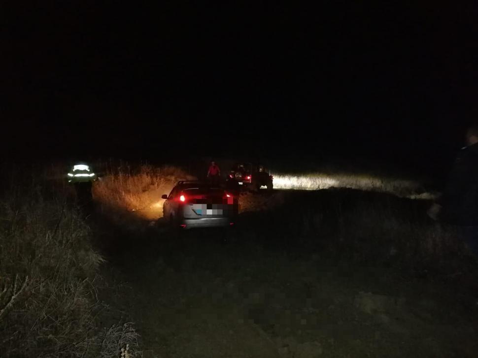 O gravidă s-a rătăcit cu maşina şi a rămas blocată pe câmp, după ce a urmat indicaţiile GPS-ului, în Vrancea 742623