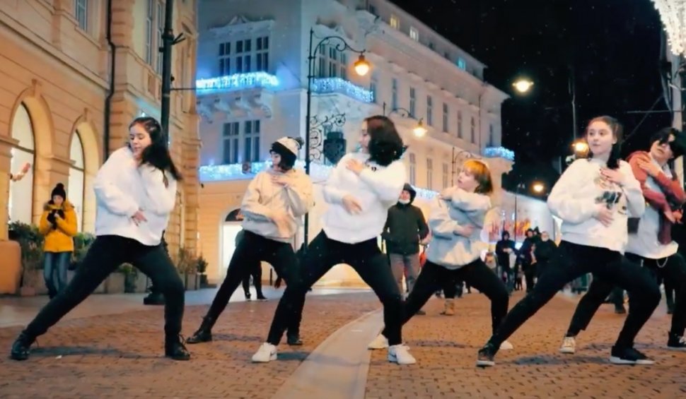 Coregrafie inedită de Crăciun, pe străzile din Sibiu. Videoclipul a devenit viral pe internet