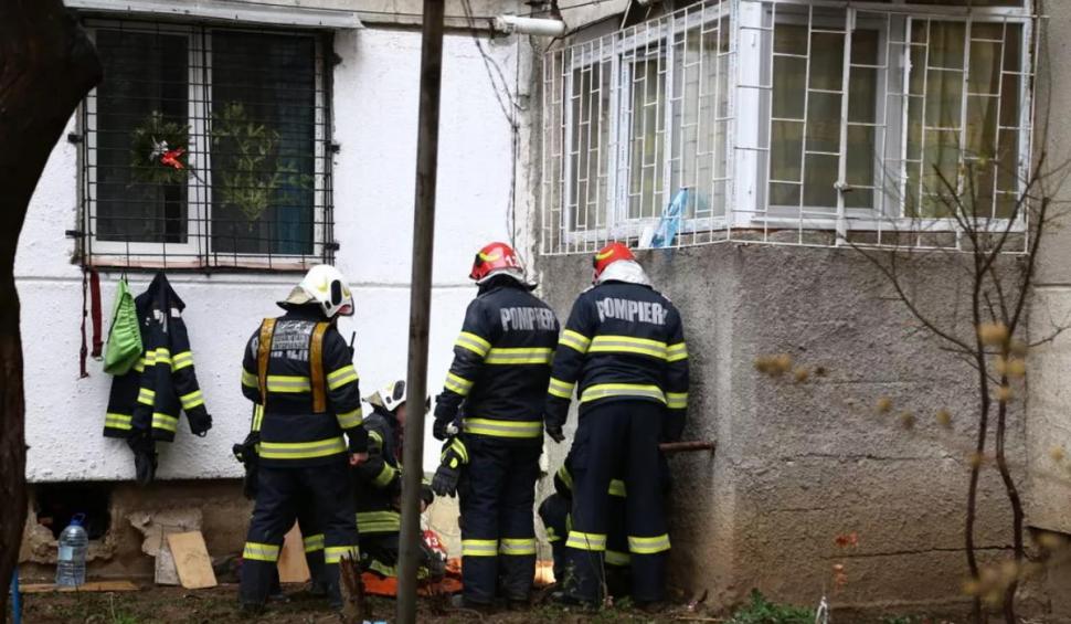 Femeie blocată ore în șir în gura de aerisire a unui bloc, după ce a încercat să scoată o pisică, în București 742826