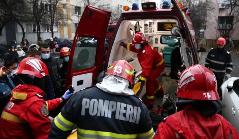 Femeie blocată ore în șir în gura de aerisire a unui bloc, după ce a încercat să scoată o pisică, în București 742827