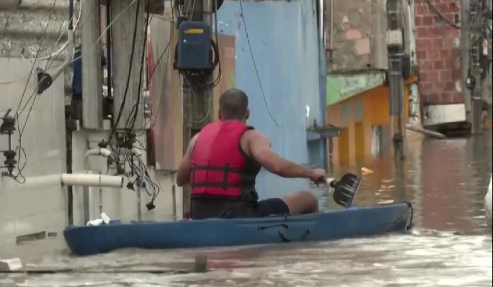 Oameni în bărci, pe străzile orașului, împărțind ajutoare. Imagini emoționante, după ce două diguri au cedat, în Brazilia