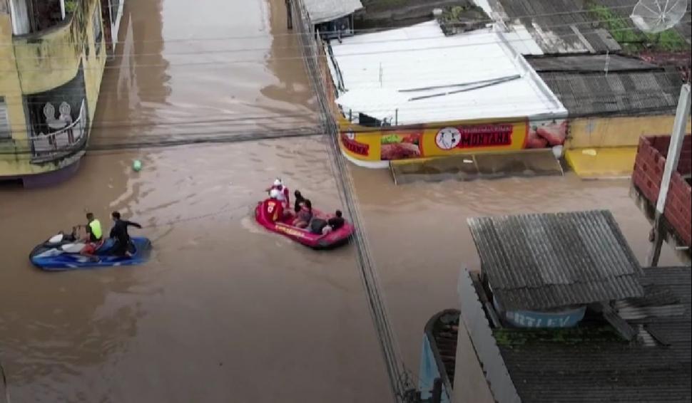 Oameni în bărci, pe străzile orașului, împărțind ajutoare. Imagini emoționante, după ce două diguri au cedat, în Brazilia 742775
