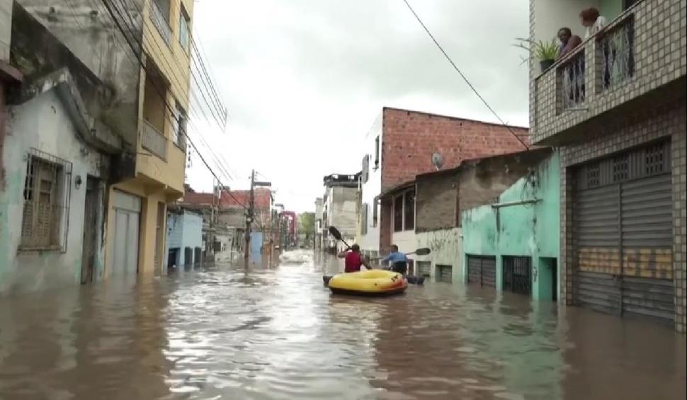 Oameni în bărci, pe străzile orașului, împărțind ajutoare. Imagini emoționante, după ce două diguri au cedat, în Brazilia 742776