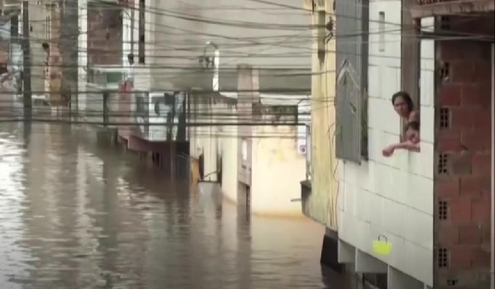 Oameni în bărci, pe străzile orașului, împărțind ajutoare. Imagini emoționante, după ce două diguri au cedat, în Brazilia 742777