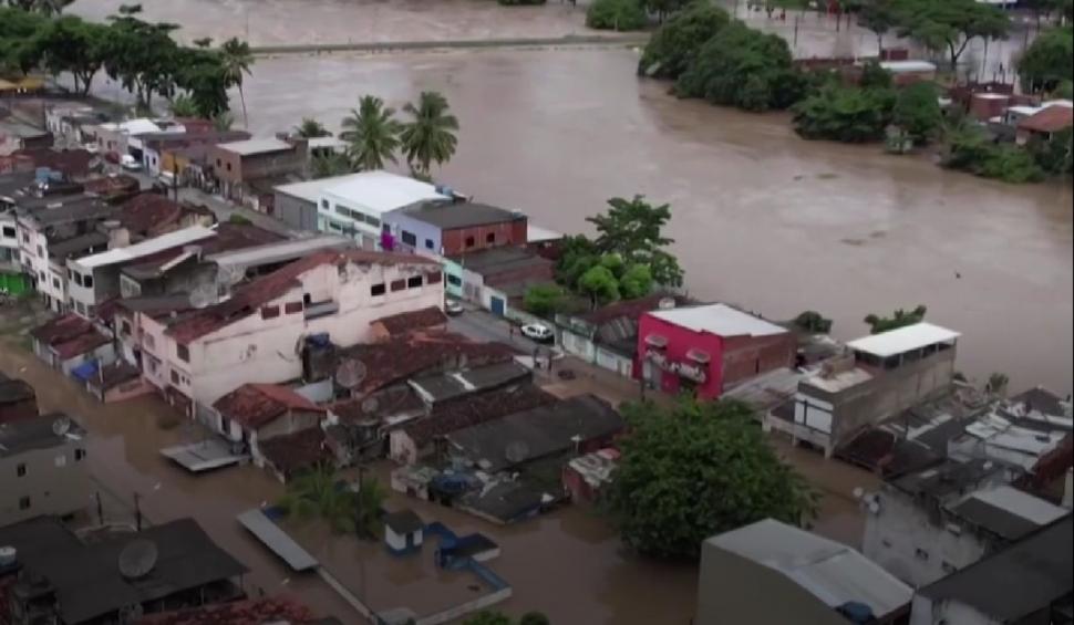 Oameni în bărci, pe străzile orașului, împărțind ajutoare. Imagini emoționante, după ce două diguri au cedat, în Brazilia 742778