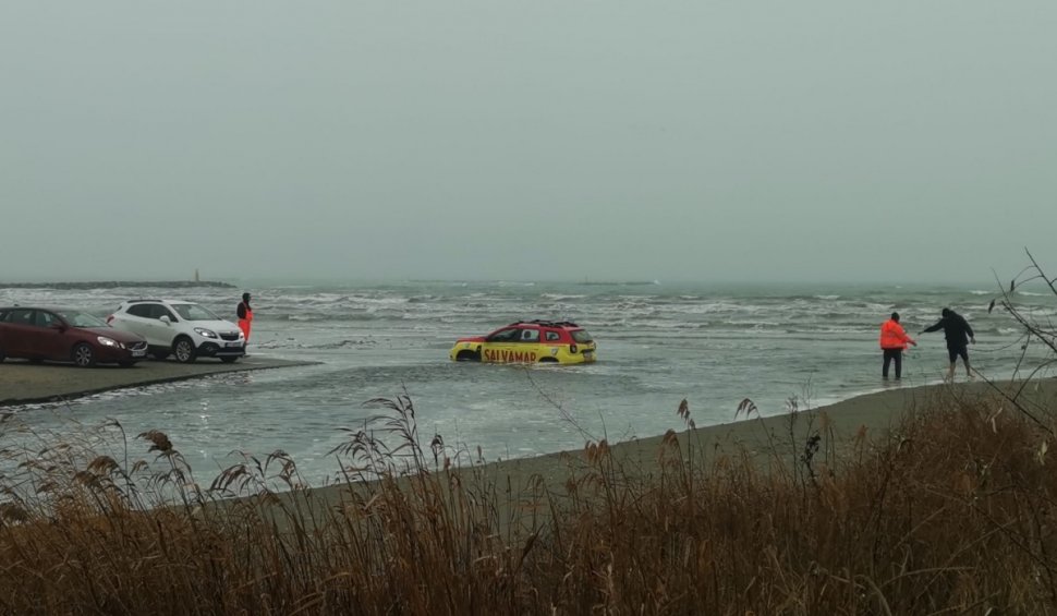 Mașina salvamarilor, "înecată" în apa mării, în a treia zi de Crăciun. Cum s-a ajuns într-o astfel de situație