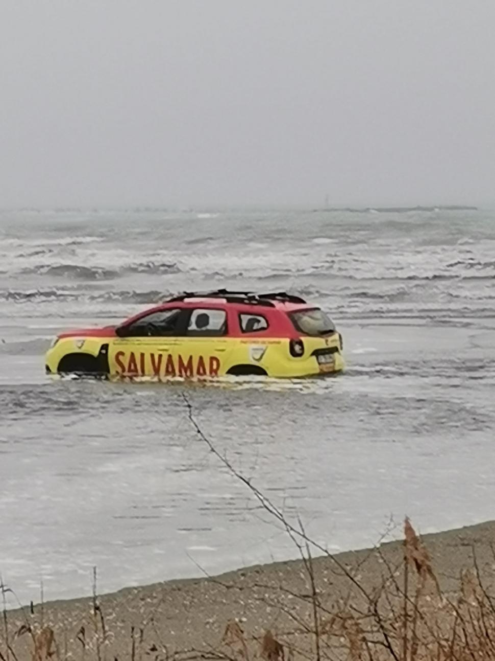 Mașina salvamarilor, "înecată" în apa mării, în a treia zi de Crăciun. Cum s-a ajuns într-o astfel de situație 742772