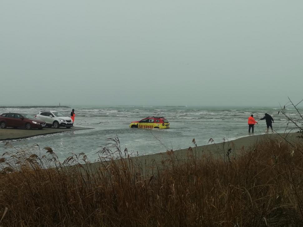 Mașina salvamarilor, "înecată" în apa mării, în a treia zi de Crăciun. Cum s-a ajuns într-o astfel de situație 742773
