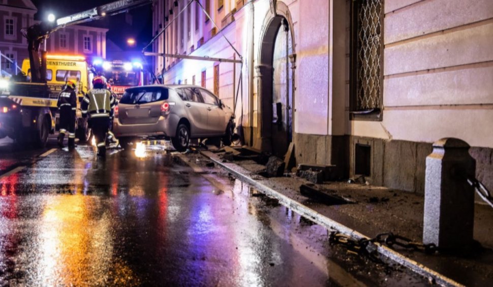 Un român a intrat cu mașina într-o biserică, în Austria
