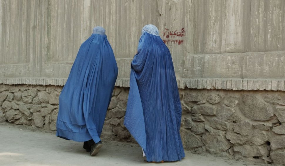 Talibanii au decis cât de mult pot călători femeile singure pe șosea, în Afganistan