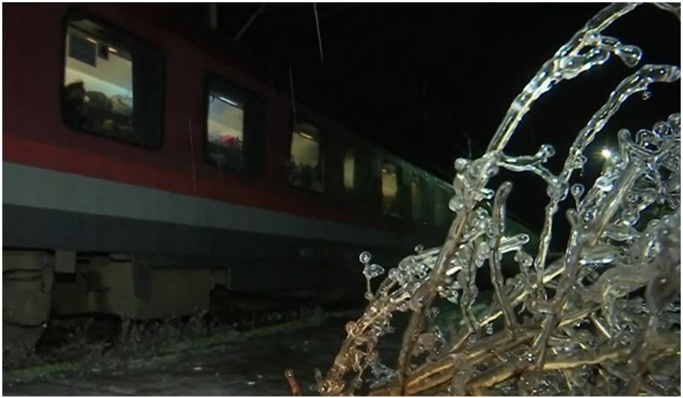 Tren oprit de crengile unor copaci. Zeci de pasageri sunt blocați în frig, în Harghita