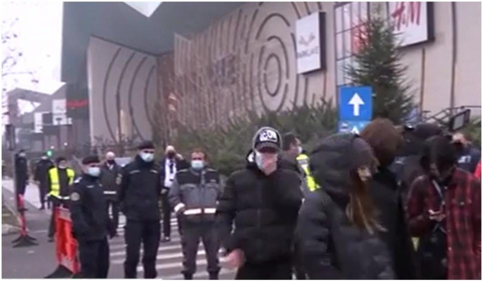 Amenințare cu bombă la un mall din București. Oamenii au fost evacuați, circulația în zonă este oprită