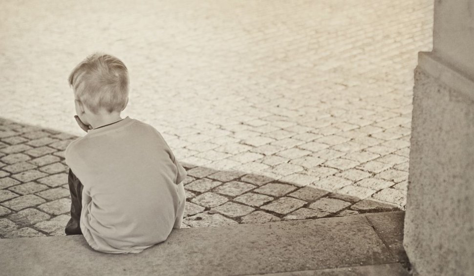 Un copil de patru ani a fost abandonat de familie într-un bloc din Bucureşti