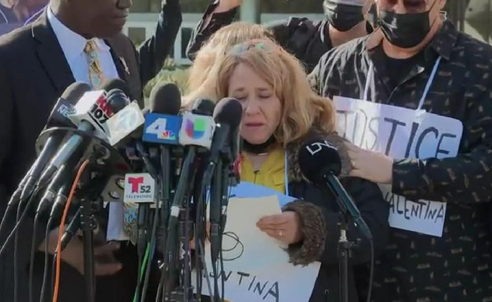 Valentina, o fată de 14 ani, a fost împușcată mortal de un ofițer de poliție într-un magazin de haine. Ignorată de polițiști, ea s-a stins în brațele mamei, în SUA 743071