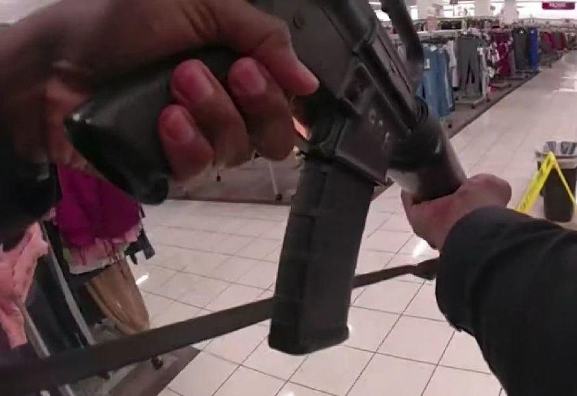 Valentina, o fată de 14 ani, a fost împușcată mortal de un ofițer de poliție într-un magazin de haine. Ignorată de polițiști, ea s-a stins în brațele mamei, în SUA 743073