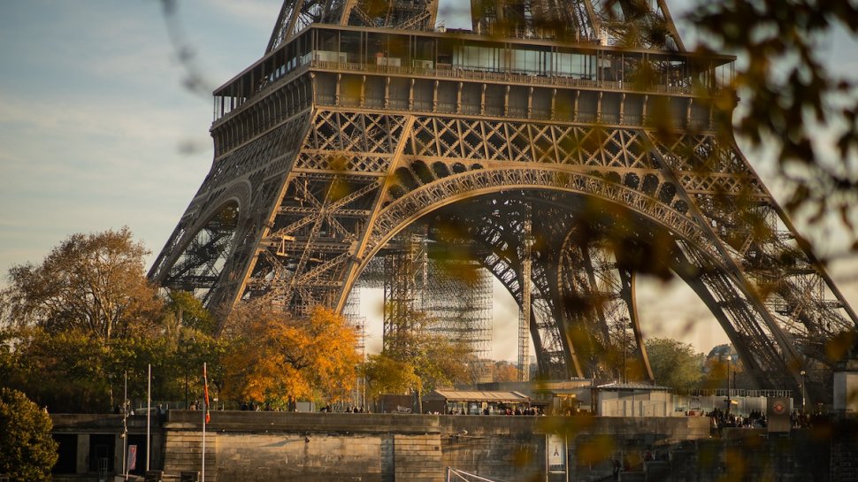 Turnul Eiffel, transformat în ”turnul manelelor”. Românii joacă alba-neagra lângă simbolul din Paris