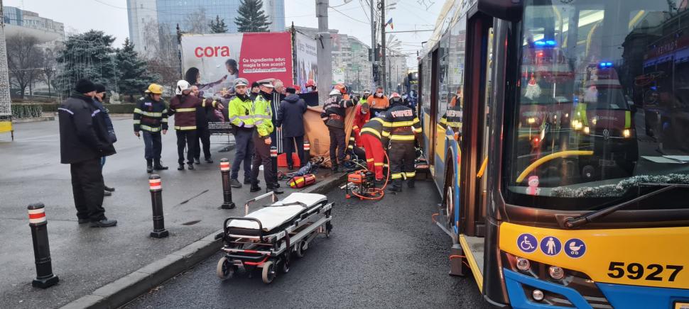 Un bărbat de 67 de ani a murit prins sub un troleibuz, în centrul Ploieștiului 743136