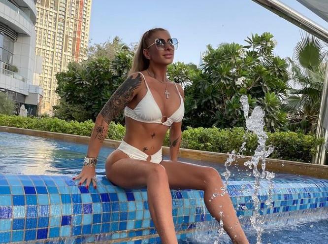 Anamaria Prodan face furori în costum de baie: "Pot să mă prezint aşa la 49 de ani?" 743245