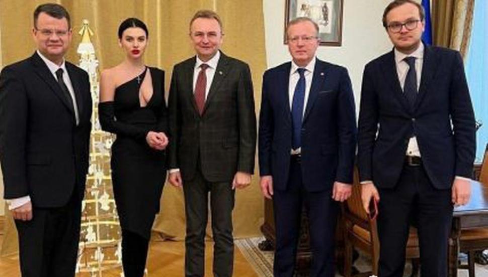 Ea este asistenta al cărei decolteu a provocat demisia ministrului educației, în Ucraina 743216