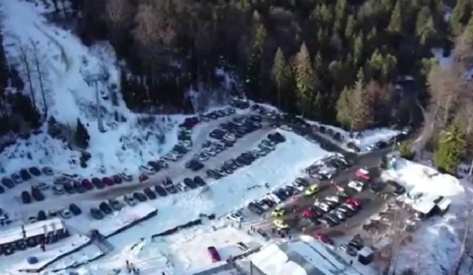 Număr record de turiști la gondola din Sinaia: ”Sunt sute de mașini” 743183