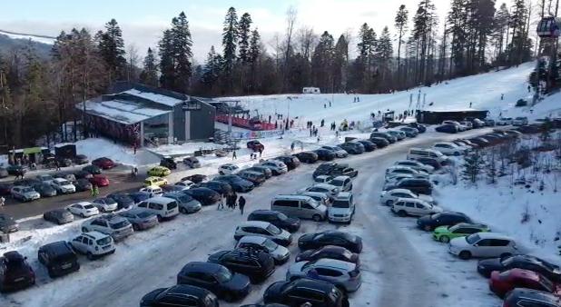 Număr record de turiști la gondola din Sinaia: ”Sunt sute de mașini” 743185